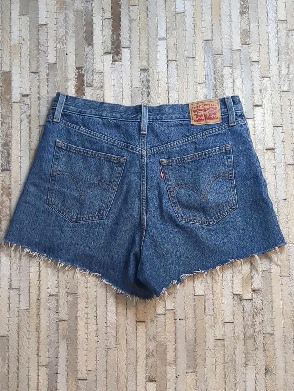 Levi's Women's 31 High Waisted Medium Wash Denim Mom Shorts - Picture 2 of 7